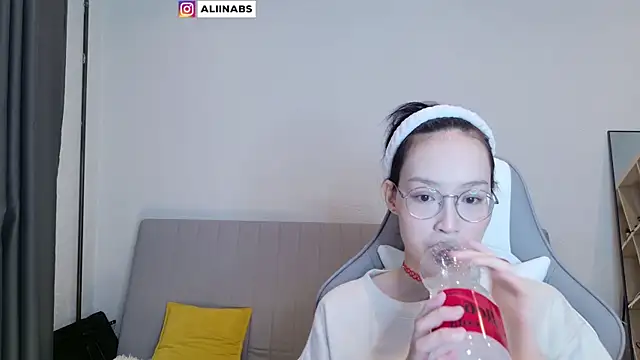 Snapshot of aliiiiiina chatting on 02.17.25 aliiiiiina online show from 02.17.25