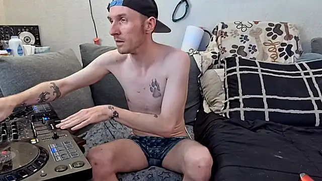 Snapshot of pyrowuff chatting on 03.08.26 pyrowuff online show from 03.08.26