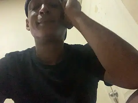 Snapshot of domigoodguy chatting on 02.20.25 domigoodguy online show from 02.20.25