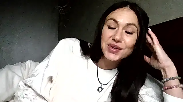 Snapshot of JulianaGold1 chatting on 12.19.25 JulianaGold1 online show from 12.19.25