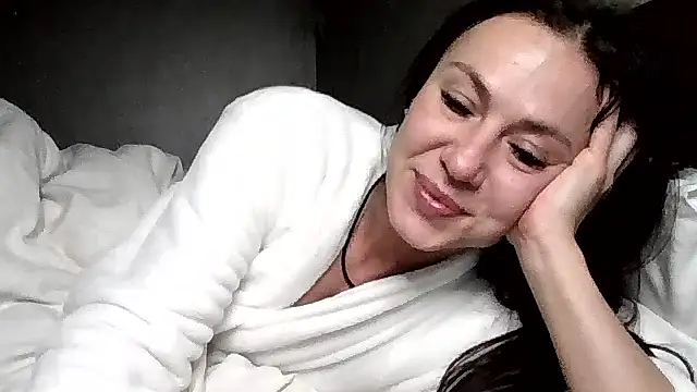 Snapshot of JulianaGold1 chatting on 12.22.25 JulianaGold1 online show from 12.22.25