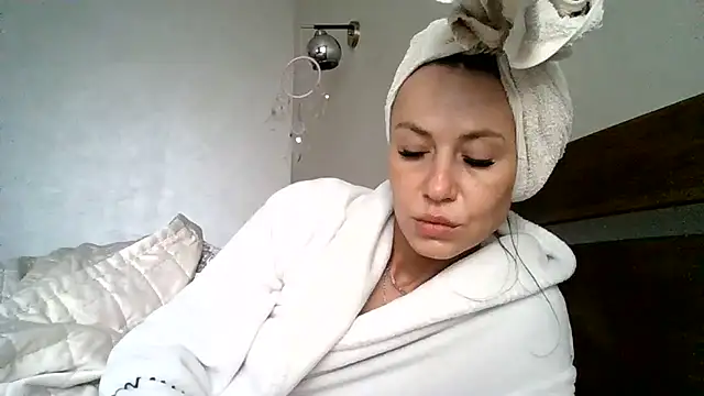 Snapshot of JulianaGold1 chatting on 03.18.26 JulianaGold1 online show from 03.18.26