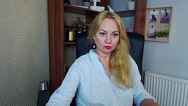 Snapshot of KayaMagic chatting on 11.17.25 KayaMagic online show from 11.17.25