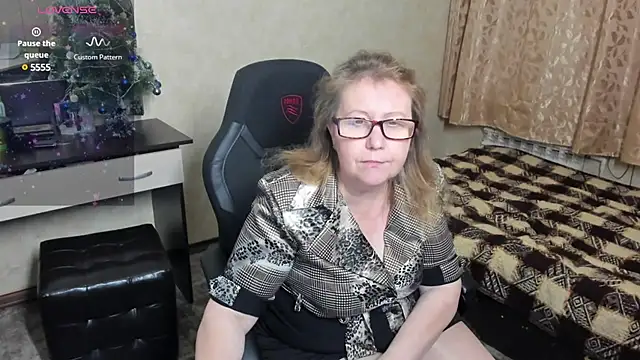 Snapshot of Frau_Marta chatting on 01.12.25 Frau Marta online show from 01.12.25