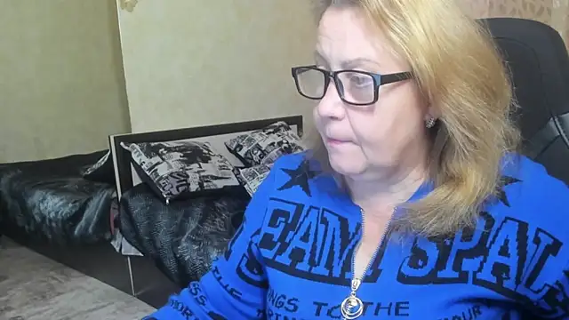 Snapshot of Frau_Marta chatting on 10.18.25 Frau Marta online show from 10.18.25