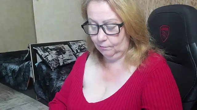 Snapshot of Frau_Marta chatting on 10.24.25 Frau Marta online show from 10.24.25