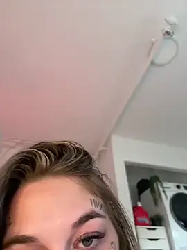 Snapshot of chloetease chatting on 12.04.24 chloetease online show from 12.04.24