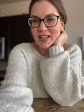 Snapshot of MaiseKnox chatting on 02.25.25 MaiseKnox online show from 02.25.25