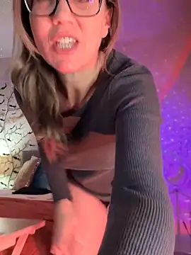 Snapshot of MaiseKnox chatting on 03.16.25 MaiseKnox online show from 03.16.25