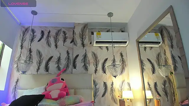 Snapshot of Vivi_prinncess chatting on 11.15.25 Vivi prinncess online show from 11.15.25