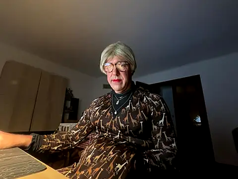 Snapshot of Erika_trav07 chatting on 09.16.25 Erika trav07 online show from 09.16.25