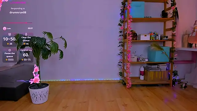 Snapshot of Teylor_Fly chatting on 10.20.25 Teylor Fly online show from 10.20.25