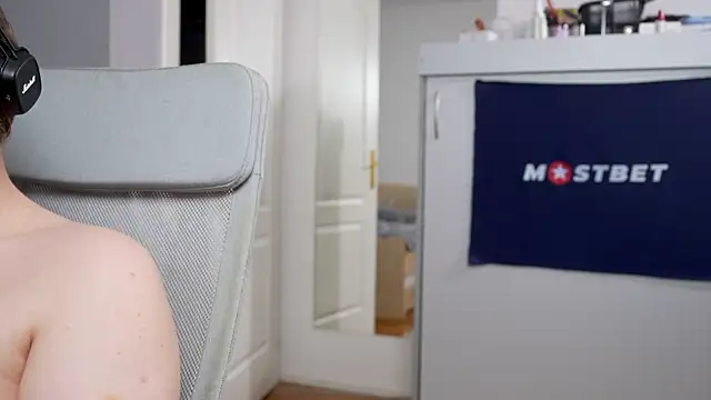 Snapshot of foxeslovefoxes chatting on 12.19.24 foxeslovefoxes online show from 12.19.24