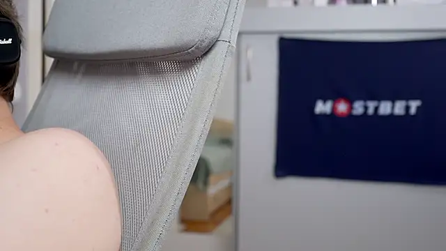 Snapshot of foxeslovefoxes chatting on 12.20.24 foxeslovefoxes online show from 12.20.24