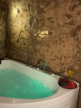 joanaelaa online show from 12.16.24