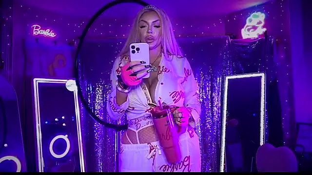 Snapshot of bimbotwerkqueen chatting on 12.21.24 bimbotwerkqueen online show from 12.21.24