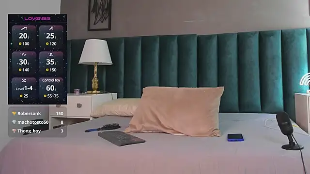 Snapshot of Karol_fenixx chatting on 02.08.25 Karol fenixx online show from 02.08.25