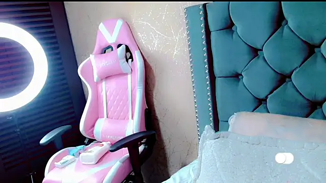 Imannejulienne online show from 01.08.25