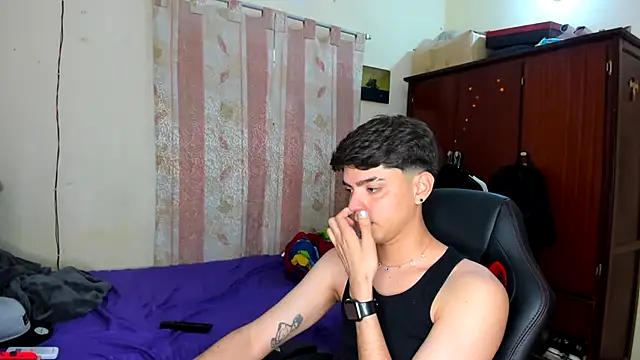 Snapshot of dylancrugerx chatting on 01.01.25 dylancrugerx online show from 01.01.25