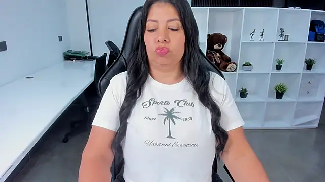 Snapshot of natural_bigboobs chatting on 11.29.25 natural bigboobs online show from 11.29.25