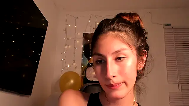 Snapshot of valeria_gonzales_ chatting on 12.19.24 valeria gonzales online show from 12.19.24