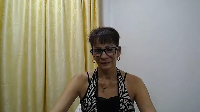 Snapshot of mommysexy16 chatting on 10.30.25 mommysexy16 online show from 10.30.25