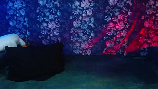 Snapshot of ViollinaLove chatting on 11.25.25 ViollinaLove online show from 11.25.25