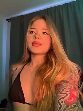 Snapshot of curchez_ chatting on 12.17.24 curchez online show from 12.17.24