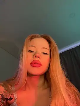 Snapshot of curchez_ chatting on 12.18.24 curchez online show from 12.18.24