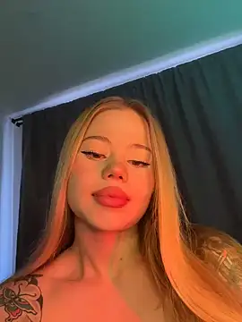 Snapshot of curchez_ chatting on 12.25.24 curchez online show from 12.25.24