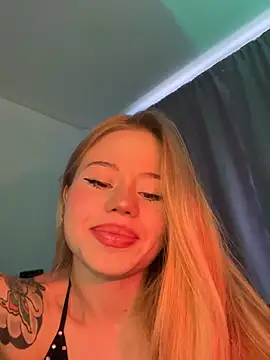 Snapshot of curchez_ chatting on 12.31.24 curchez online show from 12.31.24