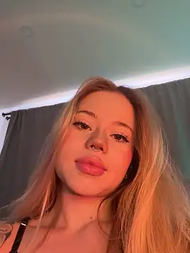 Snapshot of curchez_ chatting on 01.18.25 curchez online show from 01.18.25