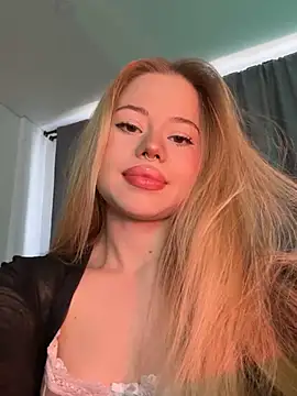 Snapshot of curchez_ chatting on 01.29.25 curchez online show from 01.29.25