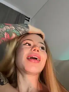 Snapshot of curchez_ chatting on 01.31.25 curchez online show from 01.31.25