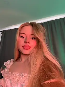 Snapshot of curchez_ chatting on 02.05.25 curchez online show from 02.05.25