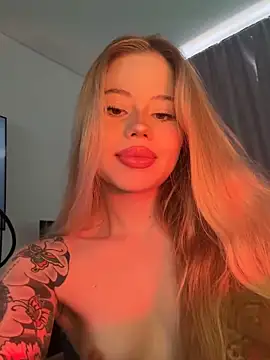 Snapshot of curchez_ chatting on 02.14.25 curchez online show from 02.14.25