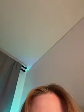 Snapshot of curchez_ chatting on 02.14.25 curchez online show from 02.14.25