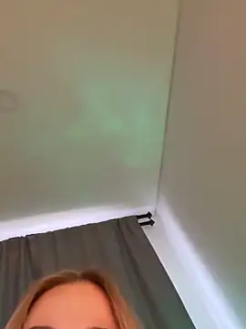 Snapshot of curchez_ chatting on 02.17.25 curchez online show from 02.17.25