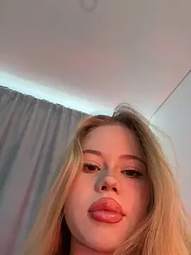 Snapshot of curchez_ chatting on 02.23.25 curchez online show from 02.23.25