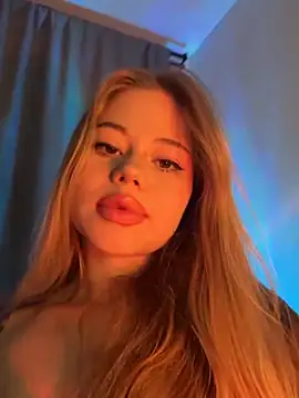 Snapshot of curchez_ chatting on 02.27.25 curchez online show from 02.27.25