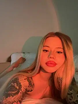 Snapshot of curchez_ chatting on 03.07.25 curchez online show from 03.07.25