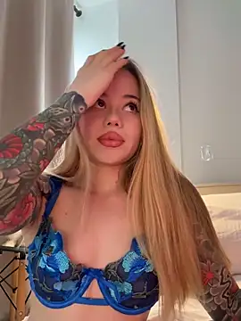 Snapshot of curchez_ chatting on 12.04.25 curchez online show from 12.04.25