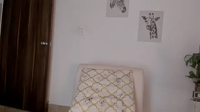 Snapshot of Hanna_Risso chatting on 10.15.25 Hanna Risso online show from 10.15.25