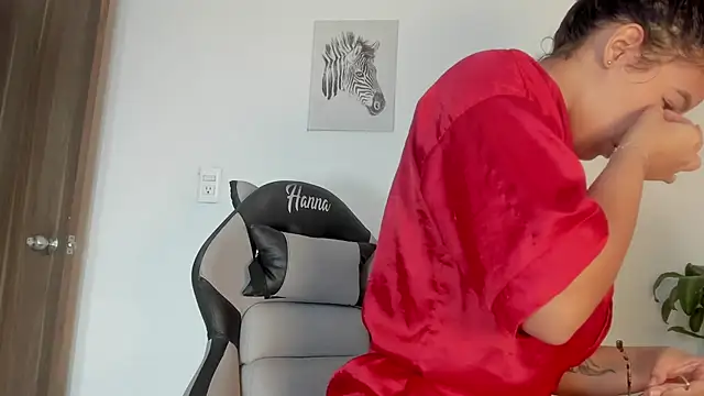 Snapshot of Hanna_Risso chatting on 11.14.25 Hanna Risso online show from 11.14.25