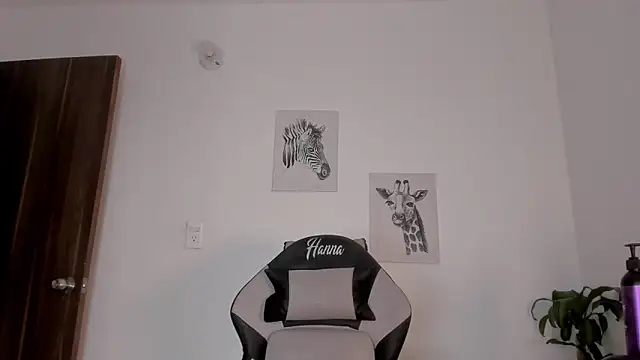 Snapshot of Hanna_Risso chatting on 11.24.25 Hanna Risso online show from 11.24.25