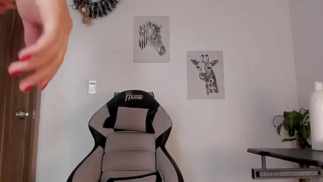 Snapshot of Hanna_Risso chatting on 12.05.25 Hanna Risso online show from 12.05.25