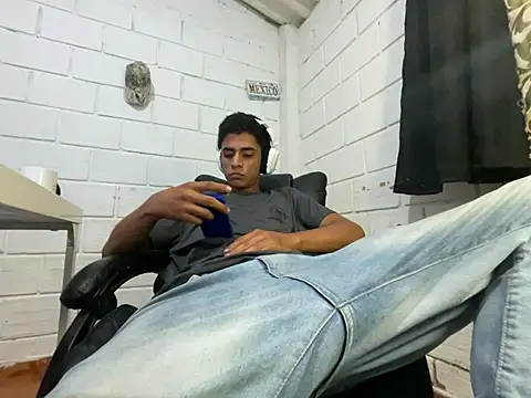 Snapshot of Max_TheHorseDick chatting on 07.03.26 Max TheHorseDick online show from 07.03.26