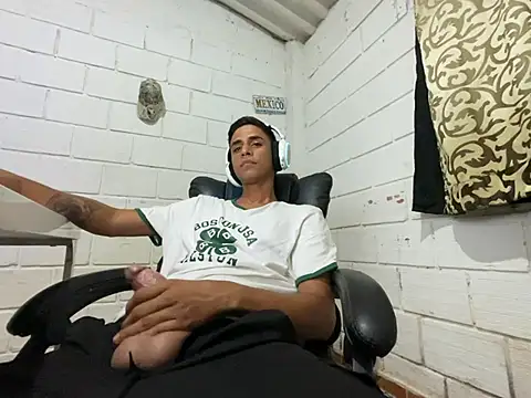 Snapshot of Max_TheHorseDick chatting on 07.23.26 Max TheHorseDick online show from 07.23.26