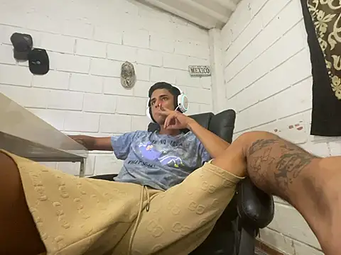 Snapshot of Max_TheHorseDick chatting on 08.07.26 Max TheHorseDick online show from 08.07.26