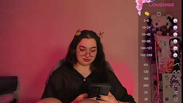 YsabellViveris online show from 12.17.24